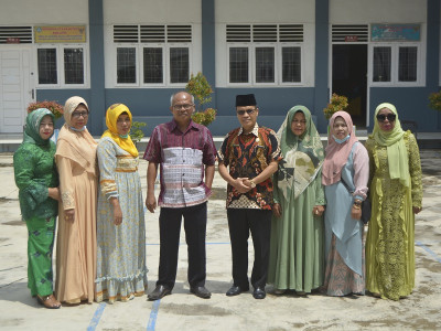 Foto Bersama Kepala Sekolah Baru, Kepala Sekolah Lama dan Guru SMAN 2 Padangsidimpuan